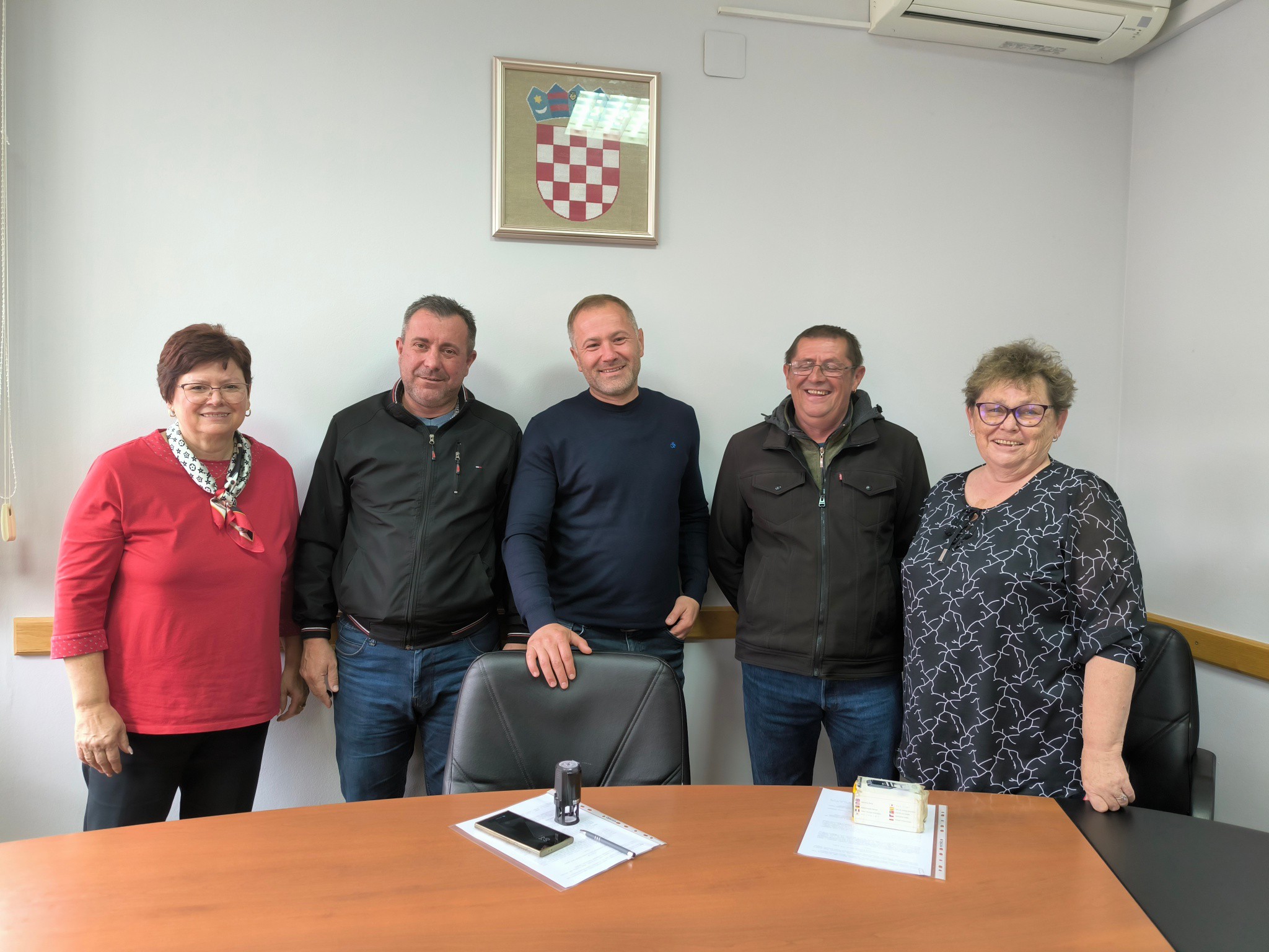 Fotografija potpisivanje ugovora